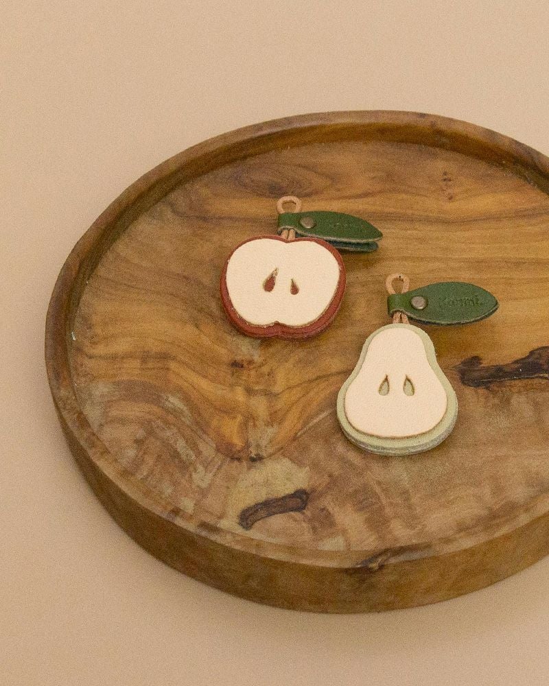  胸元や襟元のオシャレを楽しむ「森の果実 ブローチ」