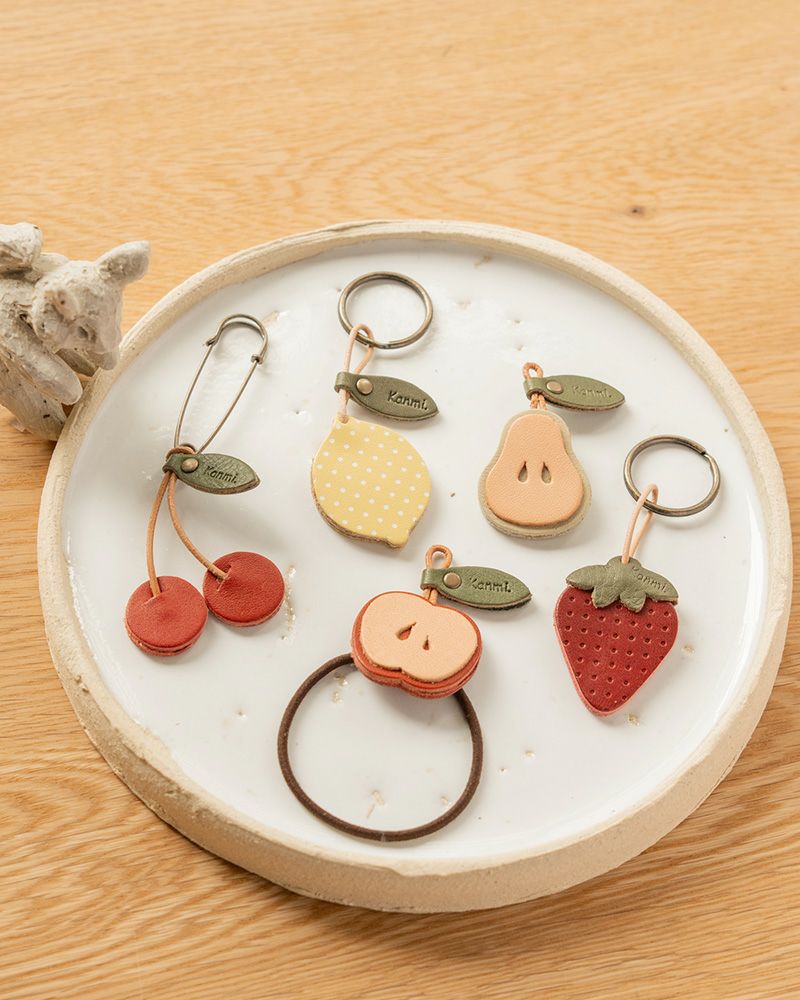  胸元や襟元のオシャレを楽しむ「森の果実 ブローチ」