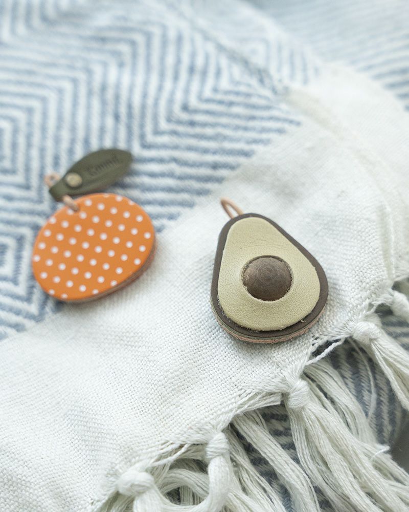  胸元や襟元のオシャレを楽しむ「森の果実 ブローチ」