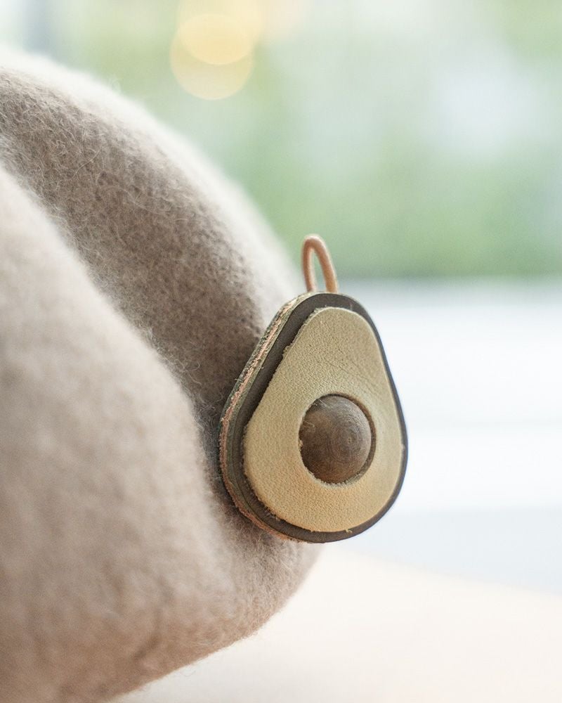 「森の果実 ブローチ」アボカド