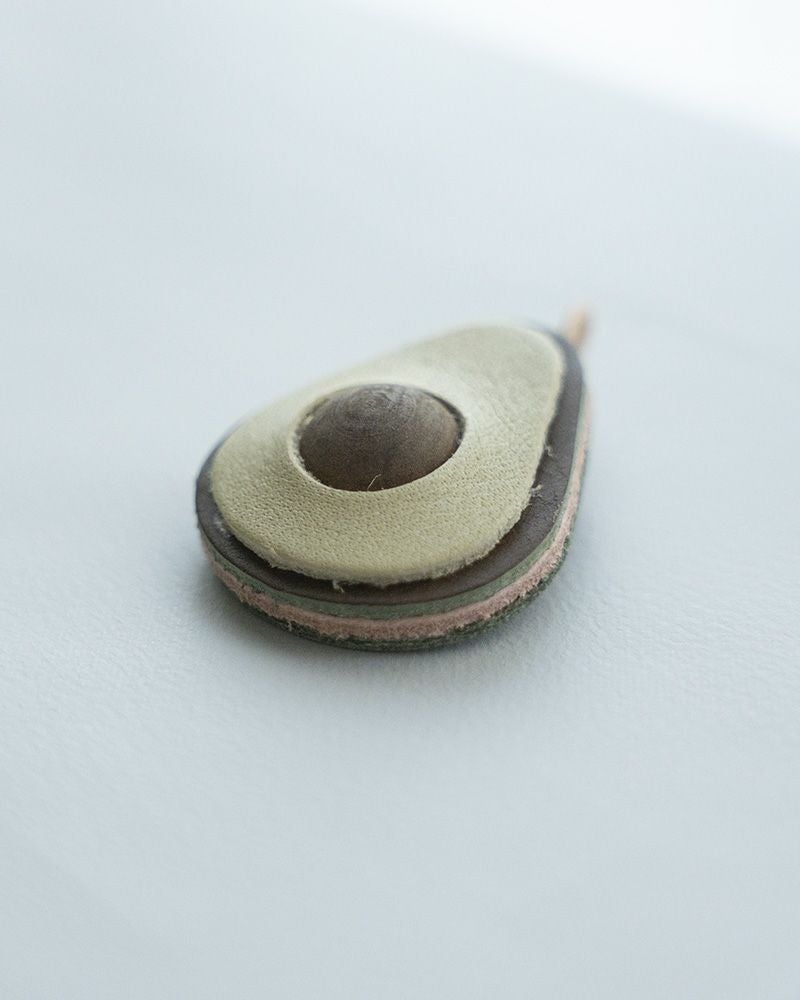 「森の果実 ブローチ」アボカド