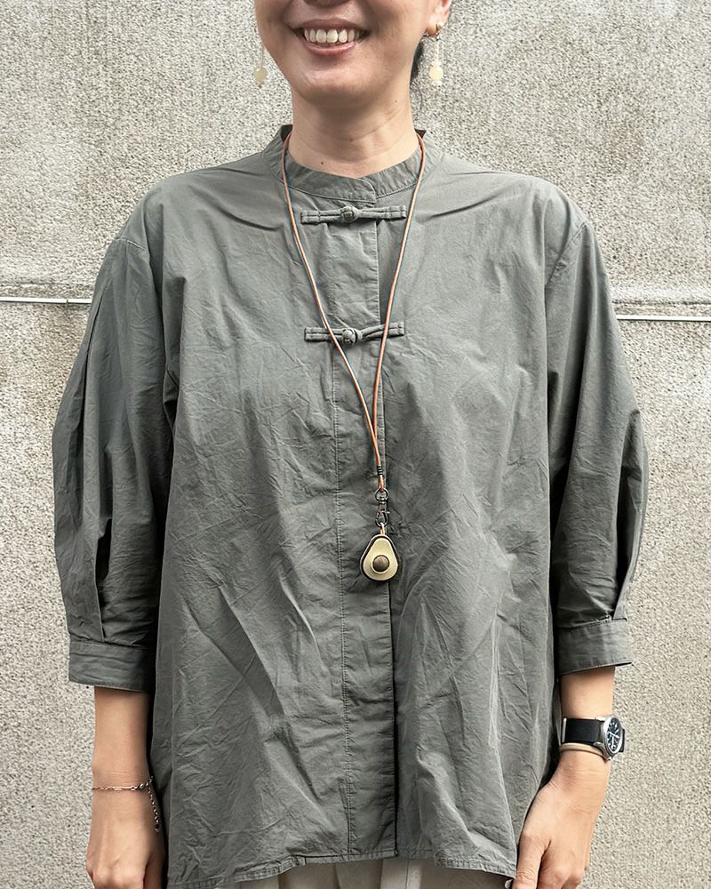  胸元や襟元のオシャレを楽しむ「森の果実 ブローチ」