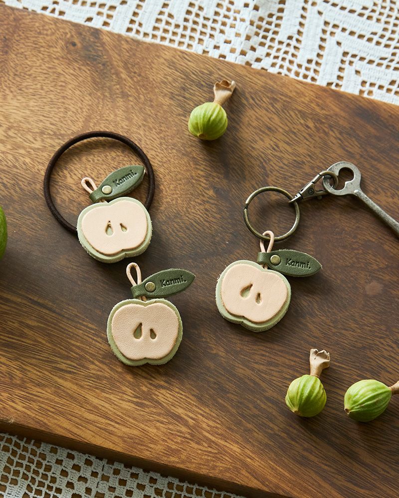 「森の果実 ヘアゴム」青リンゴ/左からヘアゴム・ブローチ・キーリング