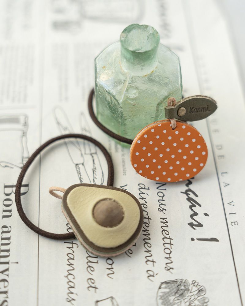  胸元や襟元のオシャレを楽しむ「森の果実 ブローチ」