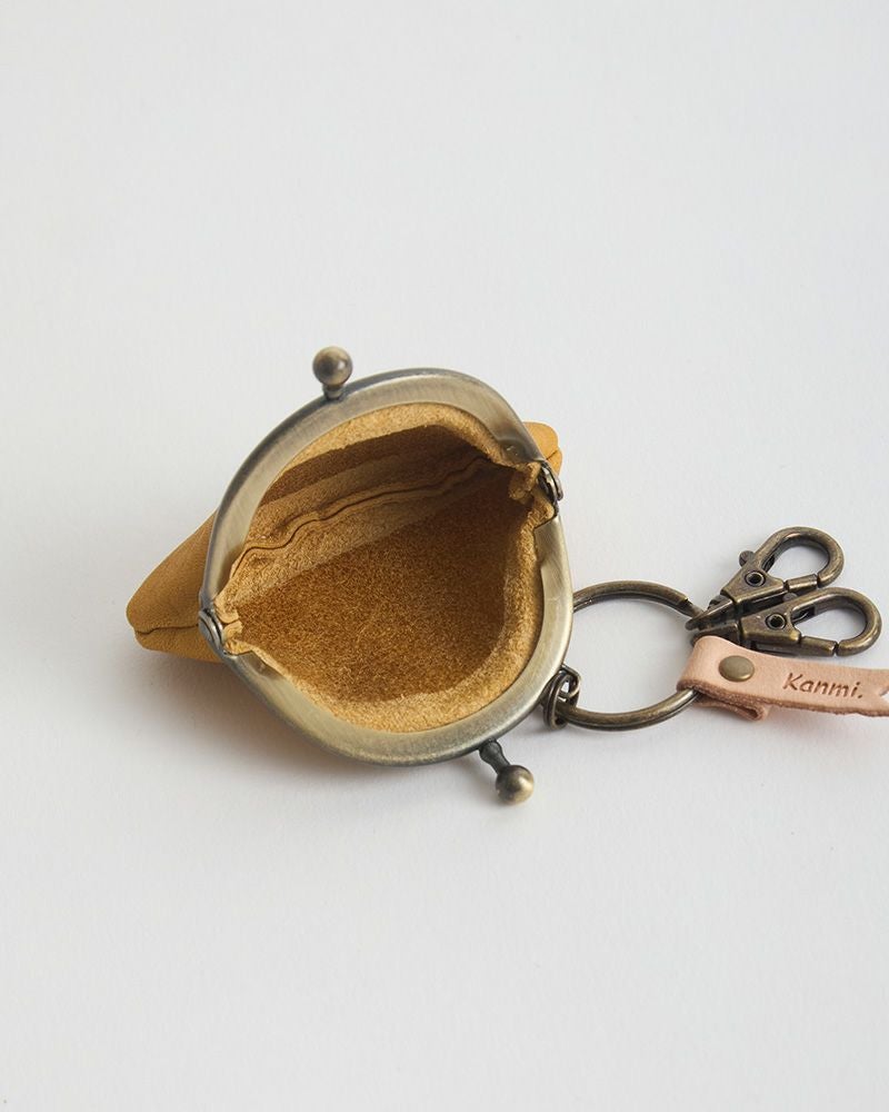 ついつい触りたくなる「フカフカ こがま口 キーリング」