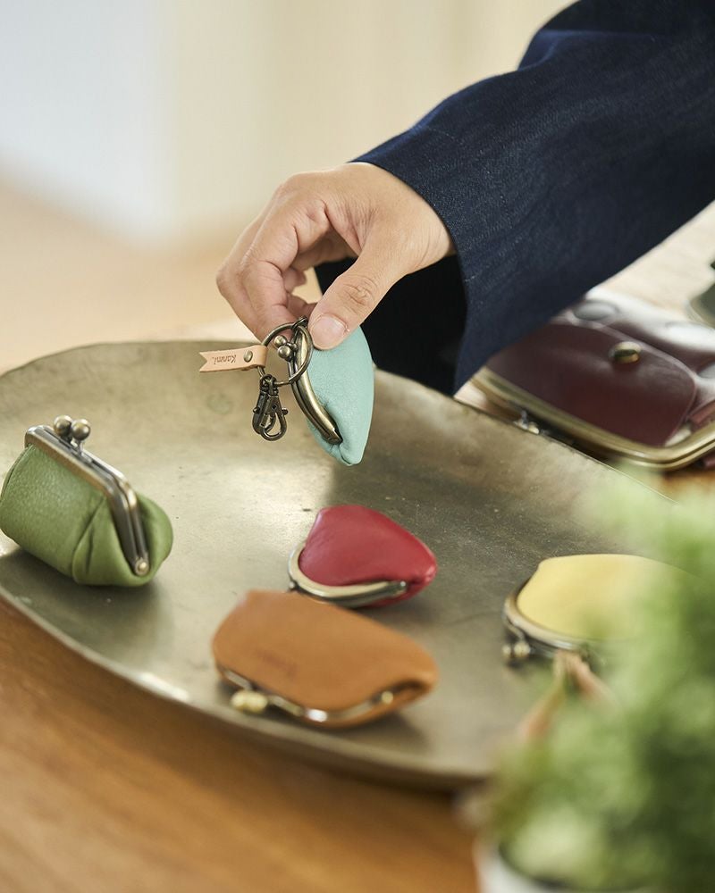 そっと手に取った瞬間に感じる革のぬくもりとフカフカな手触り