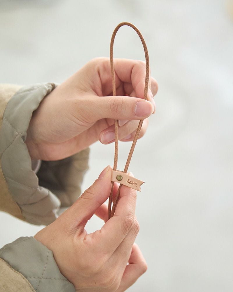 何にでも合わせやすい「ナチュラルレザー ネックストラップ」