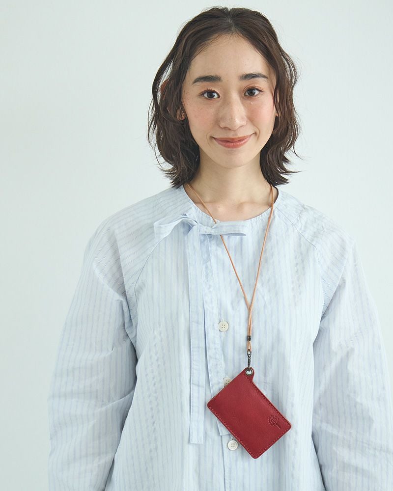 何にでも合わせやすい「ナチュラルレザー ネックストラップ」