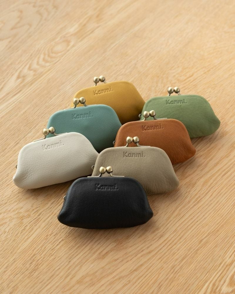 がま口の色：右上から時計回りに　リーフグリーン・ミルクチョコ・マウスグレー・ブラック・バニラ・サックス・キャラメル