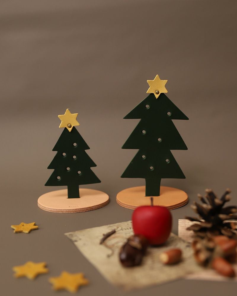 レザースタンド クリスマスツリー：(左)Mサイズ、（右）Lサイズ