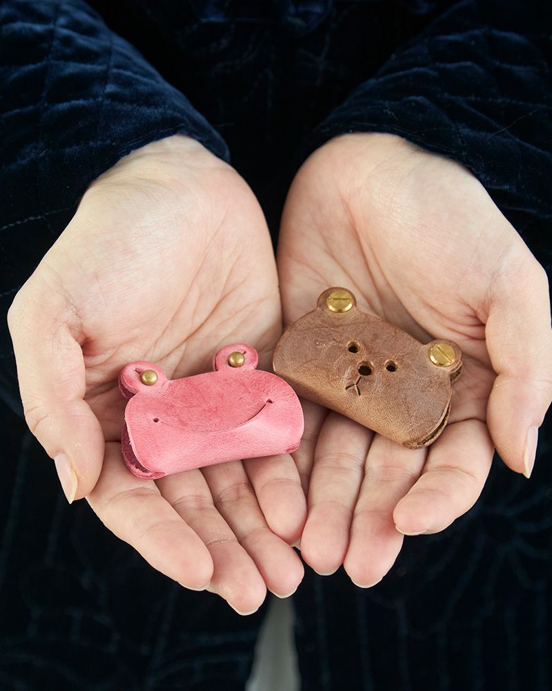 カエル コードホルダー(M)：チェリーブロッサム／右：クマ コードホルダー（M）