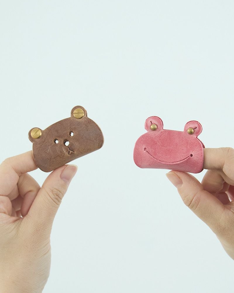 左：クマ コードホルダー（M）/カエル コードホルダー(M)：チェリーブロッサム