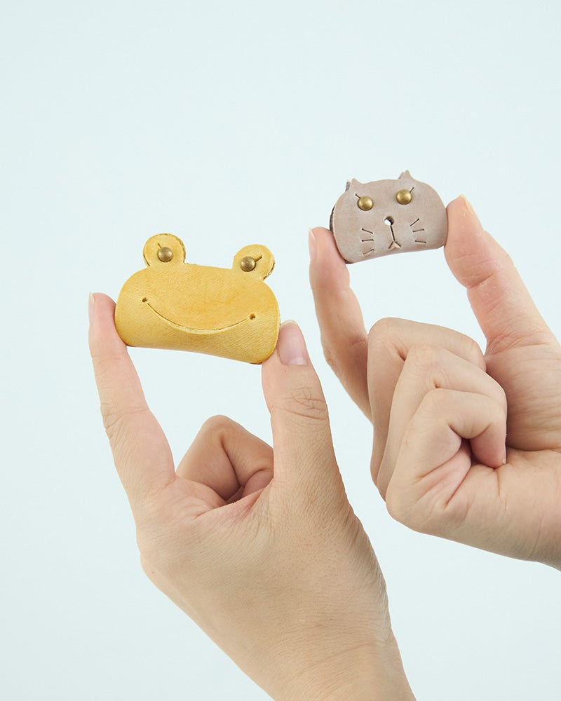 左：カエル コードホルダー(M) カナリーイエロー／右：ネコ コードホルダー(S)  ペールトープ