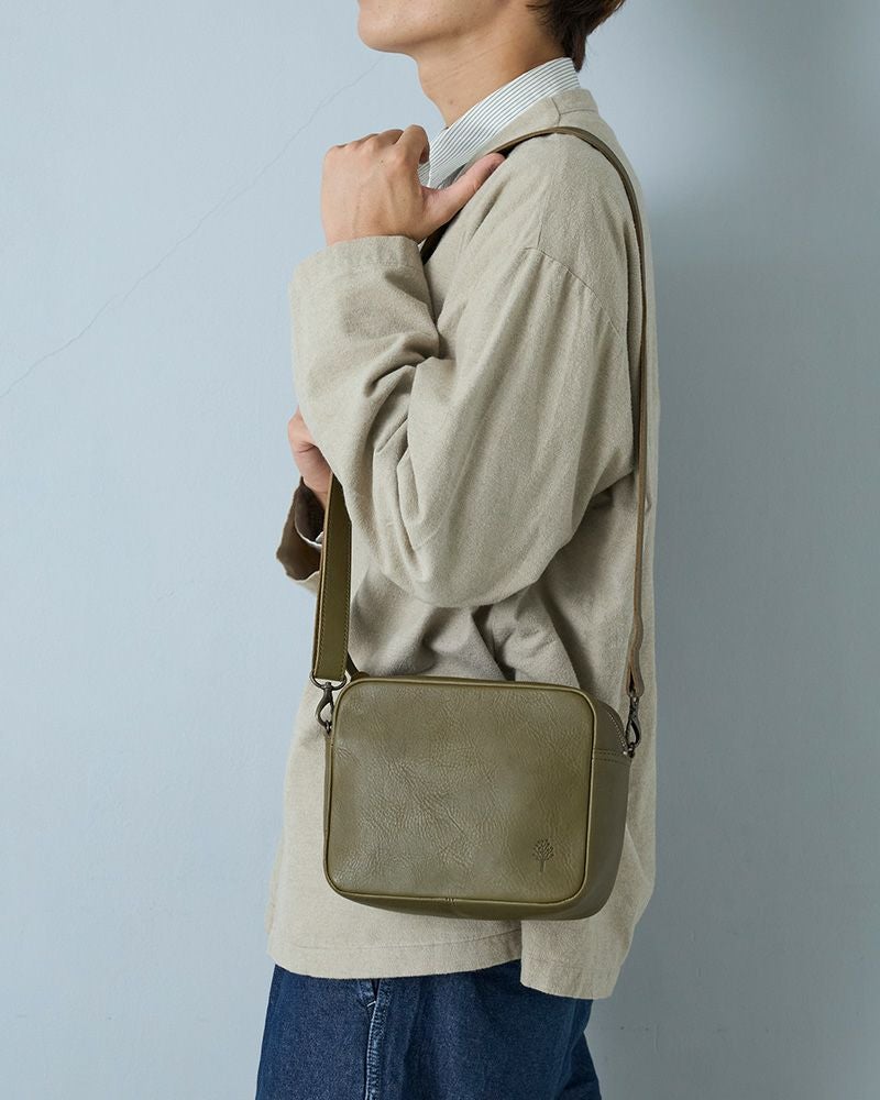 シンプルだけれど、こだわりが詰まった本革ショルダー