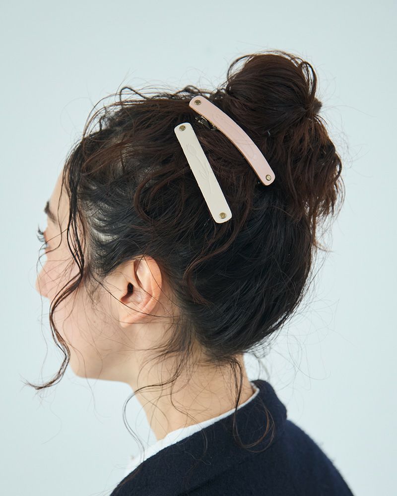 バレッタとヘアクリップで、おそろいヘアアレンジ