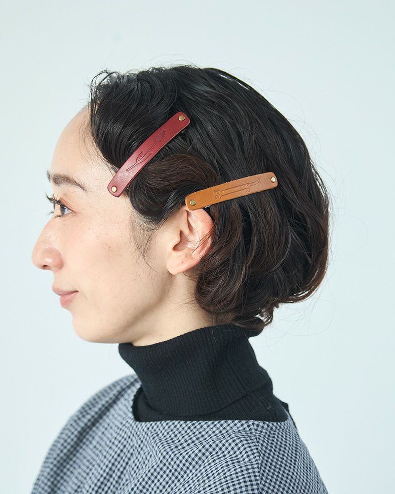 バレッタとヘアクリップで、おそろいヘアアレンジ