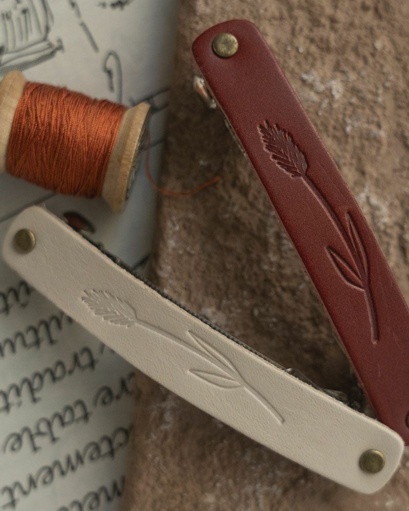 上：ねこじゃらし　チェリーレッド / 下：ねこじゃらし バニラ