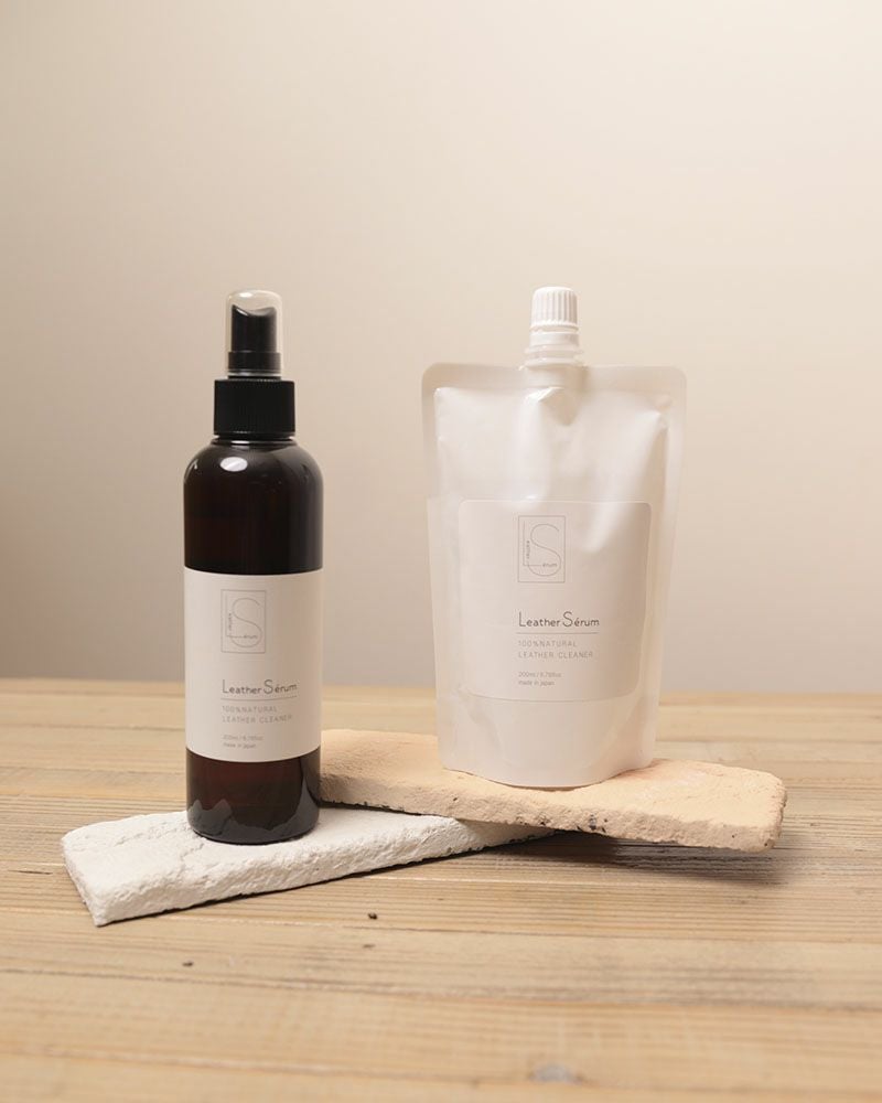 左：レザーセラム　右：リフィル（100％NATURAL　LEATHER CLEANER）