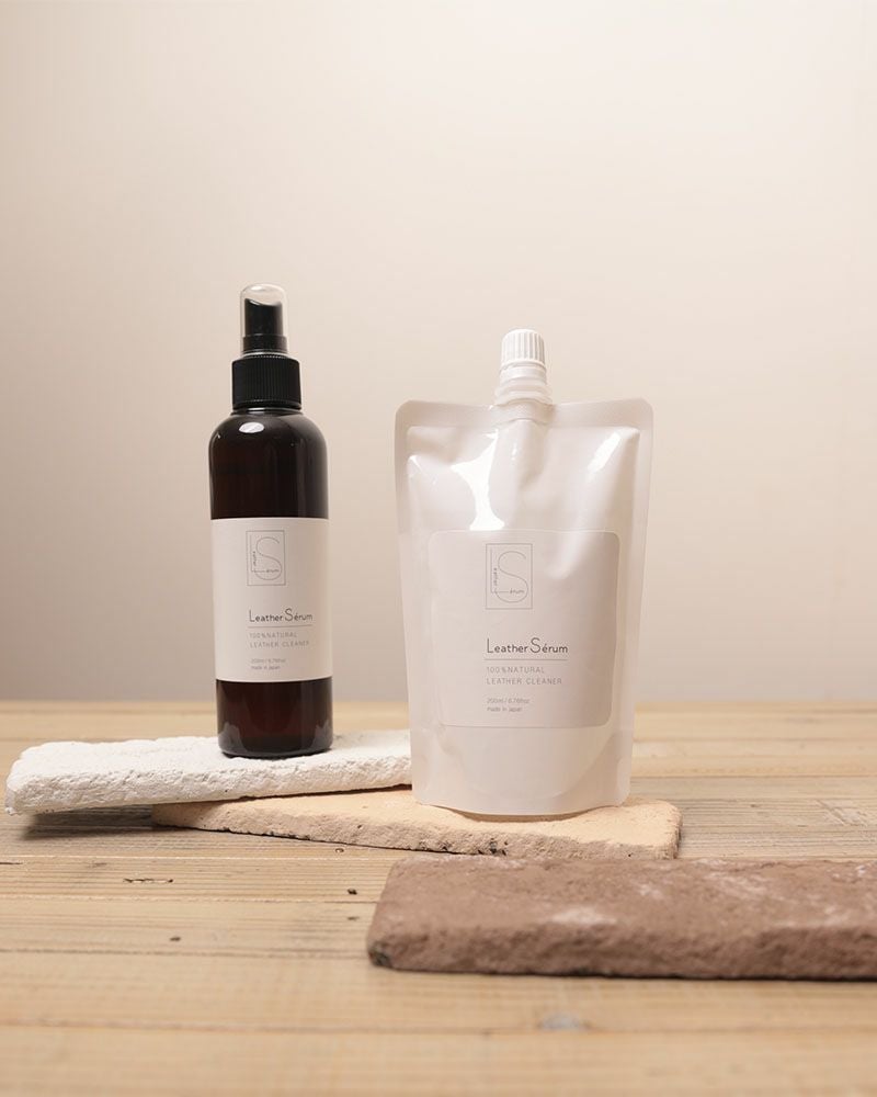 左：レザーセラム　右：リフィル（100％NATURAL　LEATHER CLEANER）