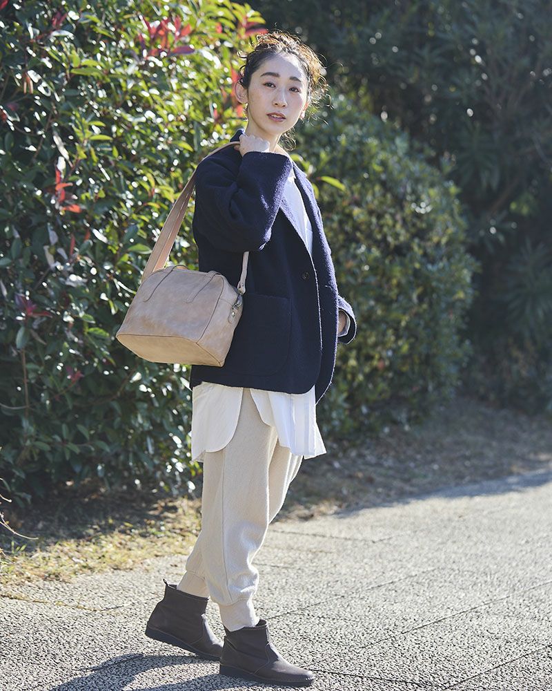 540gと軽量ながら、牛革の質感を楽しめる3WAYバッグ／グレージュ