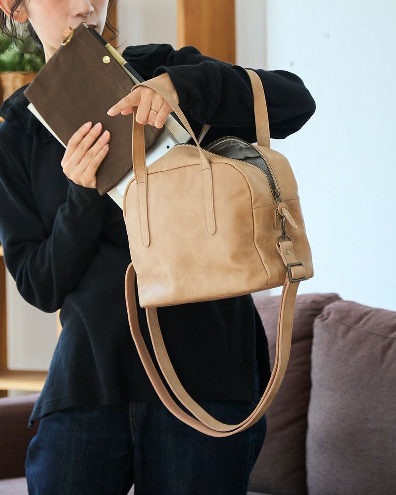 通勤も休日も、この牛革3WAYバッグひとつで快適に／ グレージュ
