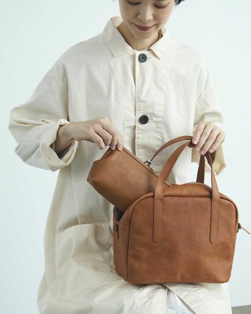 レザーの濃淡を楽しむ、個性ある牛革ショルダーバッグ／fuwari ボストンショルダーバッグ キャメル