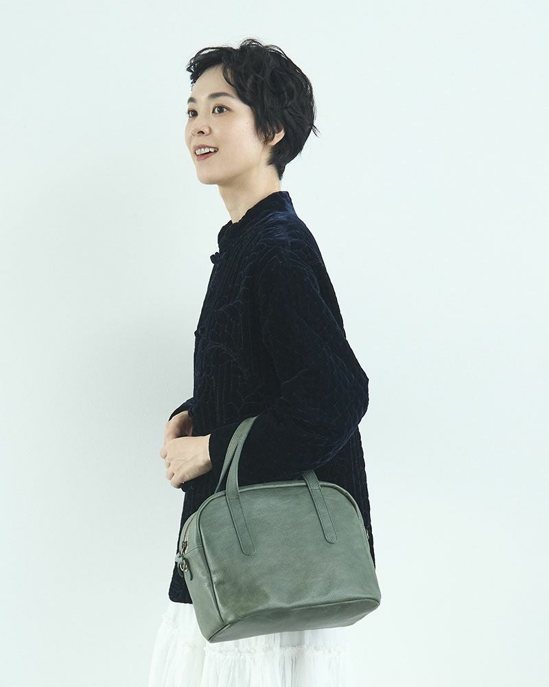 大人の小旅行にも使える収納力と牛革の上質感／　グリーンブルー