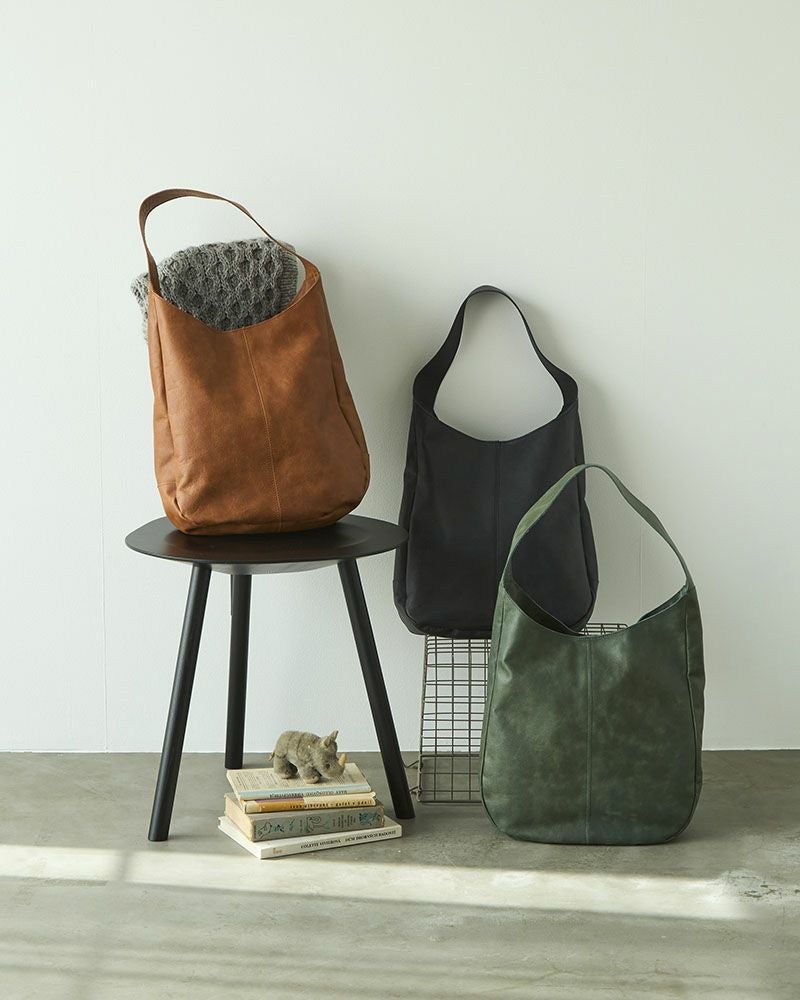 革の濃淡が味わい深いアンティーク風仕上げ。使うほど自分だけの風合いに育ちます。