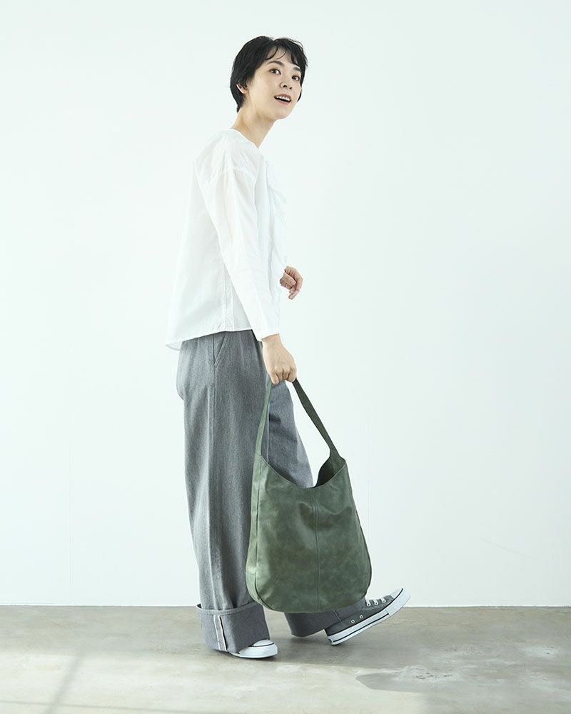 ふわりと軽く、持つ人に寄り添うワンショルダー。長く愛用できる本革仕様です。