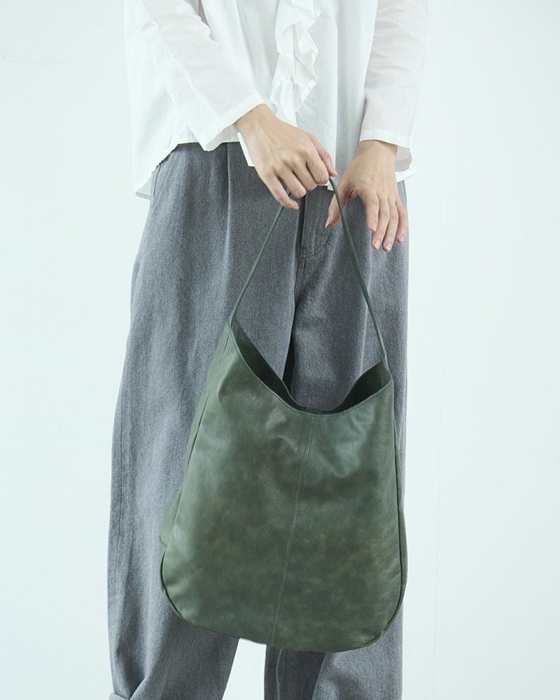 太めのショルダーで肩にやさしい仕様。荷物が多い日でも安心して持てるデザイン。