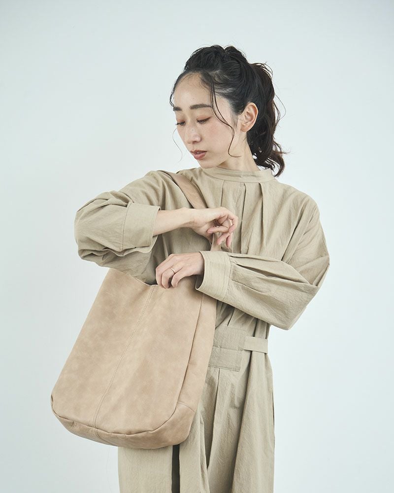 体に寄り添うフォルムで、斜め掛けしてもきれいに見えるシルエット。