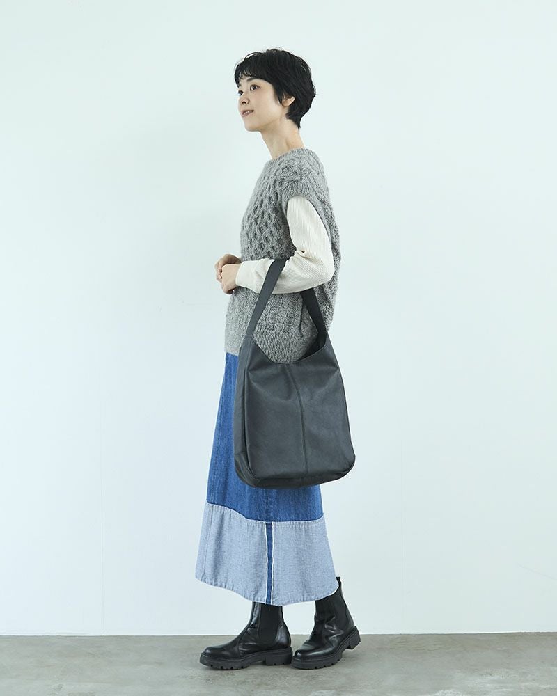 しずくのようなカタチで体に寄り添う「fuwari ワンショルダーバッグ