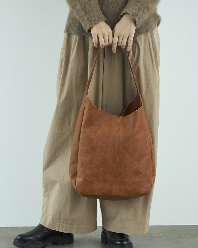 ふわりと軽く、持つ人に寄り添うワンショルダー。長く愛用できる本革仕様です。