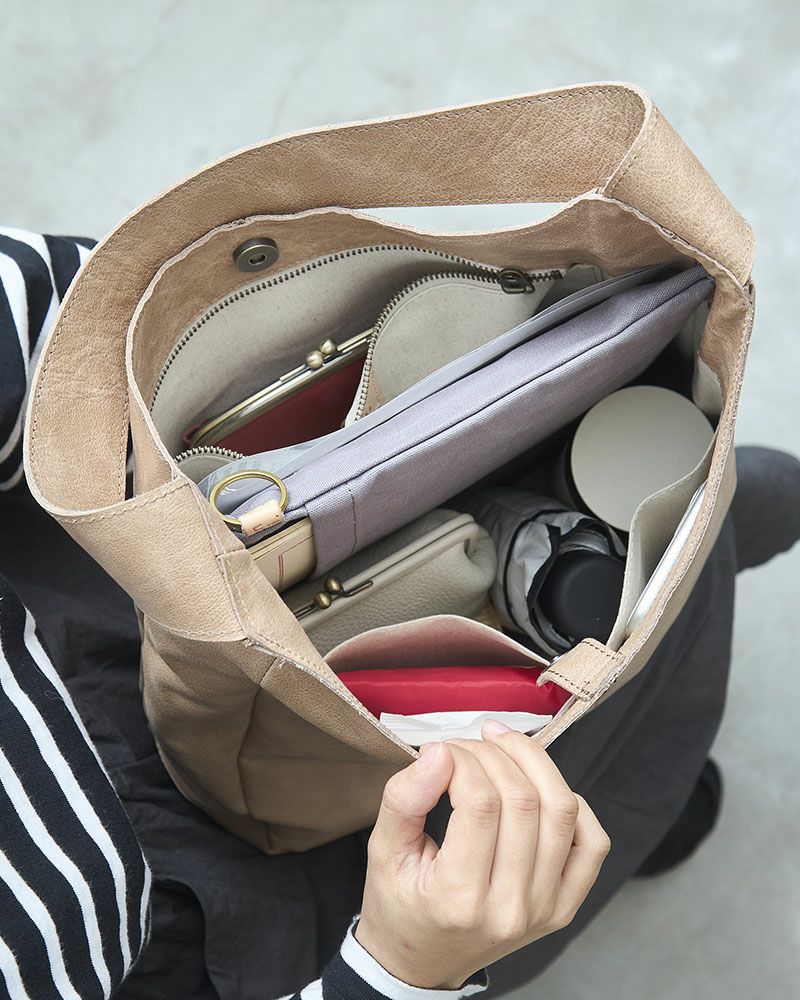 荷物が多い日もすっきり見せる優秀デザイン。通勤バッグにもおすすめです。