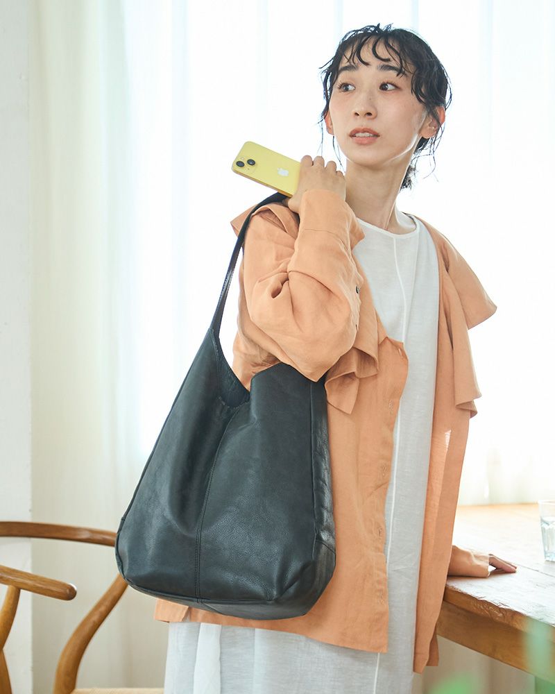 しずくのようなカタチで体に寄り添う「fuwari ワンショルダーバッグ