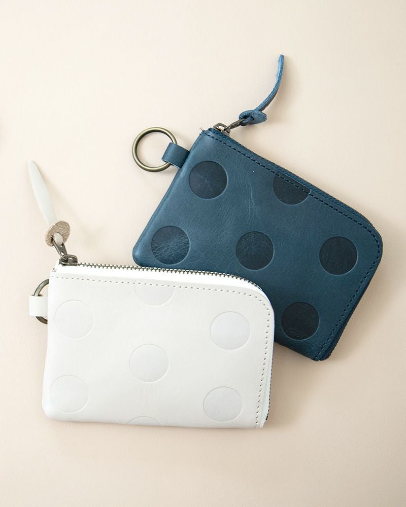 改札がもっとスムーズに。ICカードと鍵をまとめて持てる本革パスケース。L字ファスナーで中が見やすく、荷物を最小限にしたい人にぴったりのミニマルなカードケースです