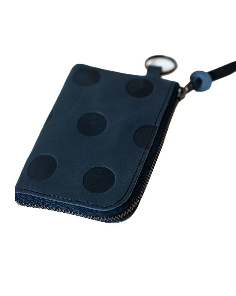 「コンパクトだけどたくさん入る」本革パスケース。L字ファスナーで広く開き、カード・鍵・小物をすっきり収納。大人可愛いデザインで幅広い年代に人気です