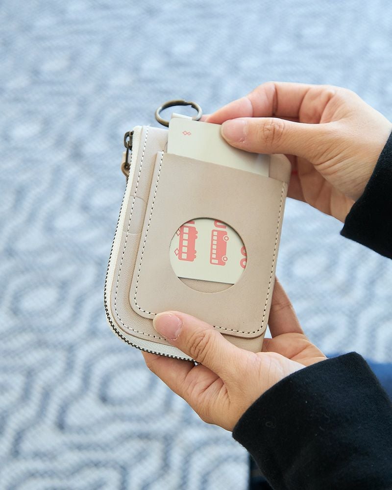 背面にはパスケース付き