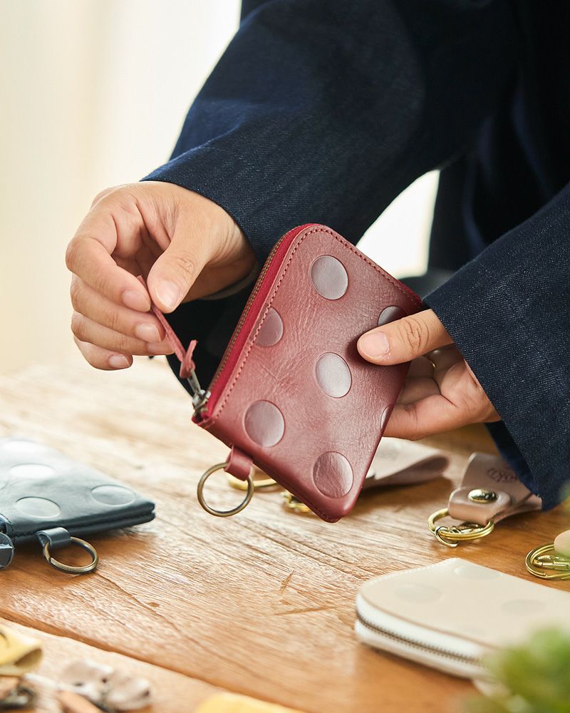 コンパクトにカードをまとめられる「キャンディ L型マルチカードケース