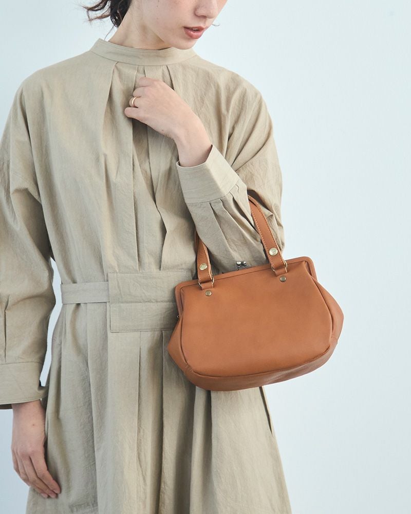 金属部分をやわらかい革でやさしく包み、上品な仕上げに