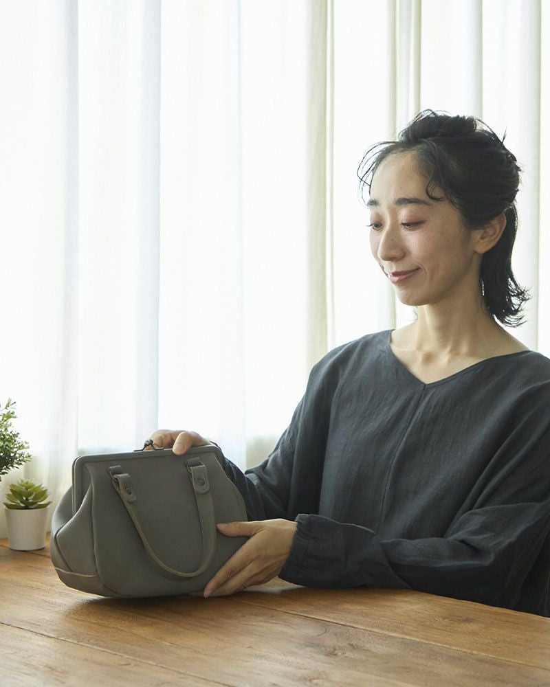 itsu mono がま口ミニボストンバッグ：ピュアグレー