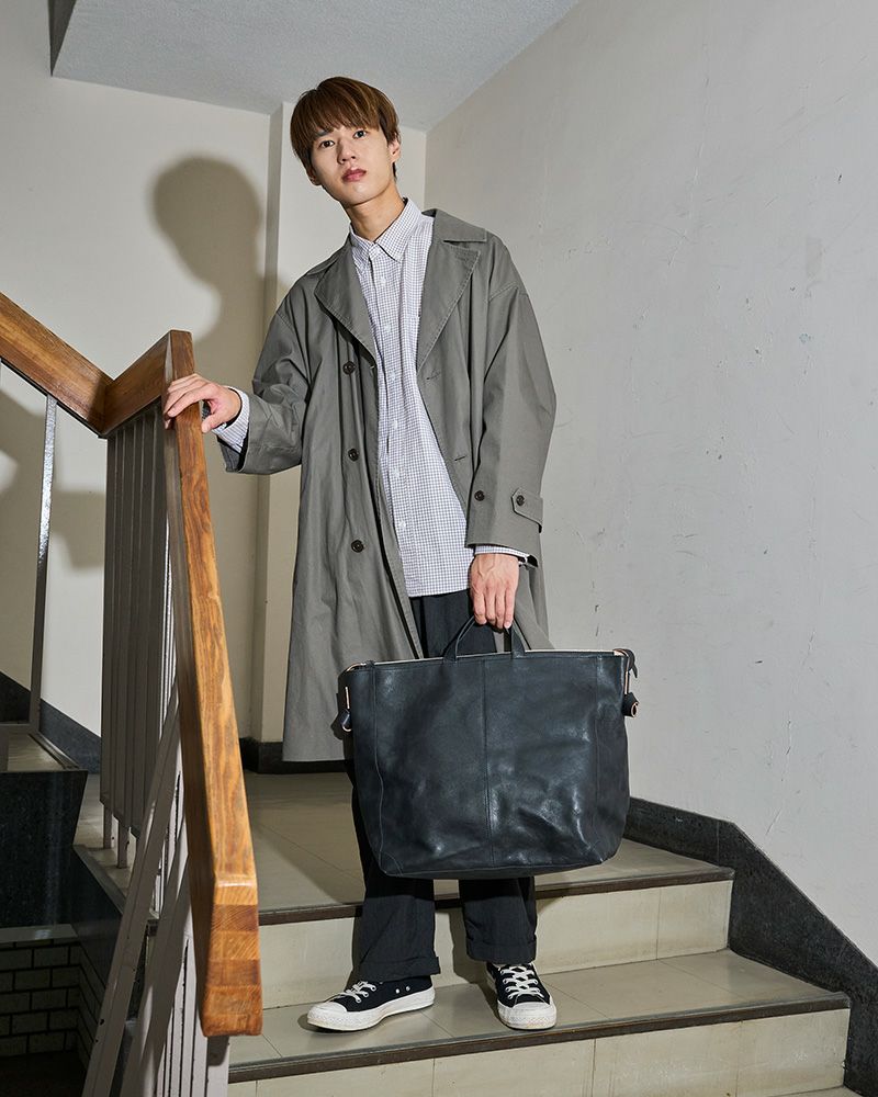 男性でもかっこよく決まる、とにかく大きなショルダーバッグ