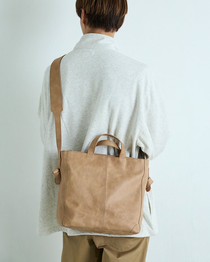 ほんのりした濃淡がやわらかクラシックな本革ショルダー