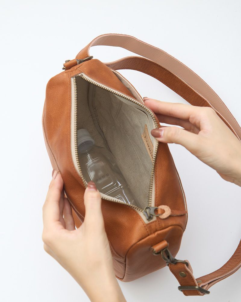 すっきりとかっこいい、メンズライクな「fuwari ショルダーバッグ