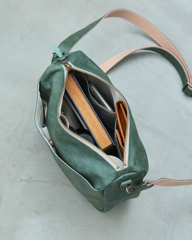 すっきりとかっこいい、メンズライクな「fuwari ショルダーバッグ