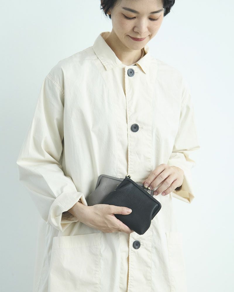 手前：itsu mono スクエアがま口ポーチ(S) ブラック 奥：itsu mono がま口ポーチ(M)　ピュアグレー