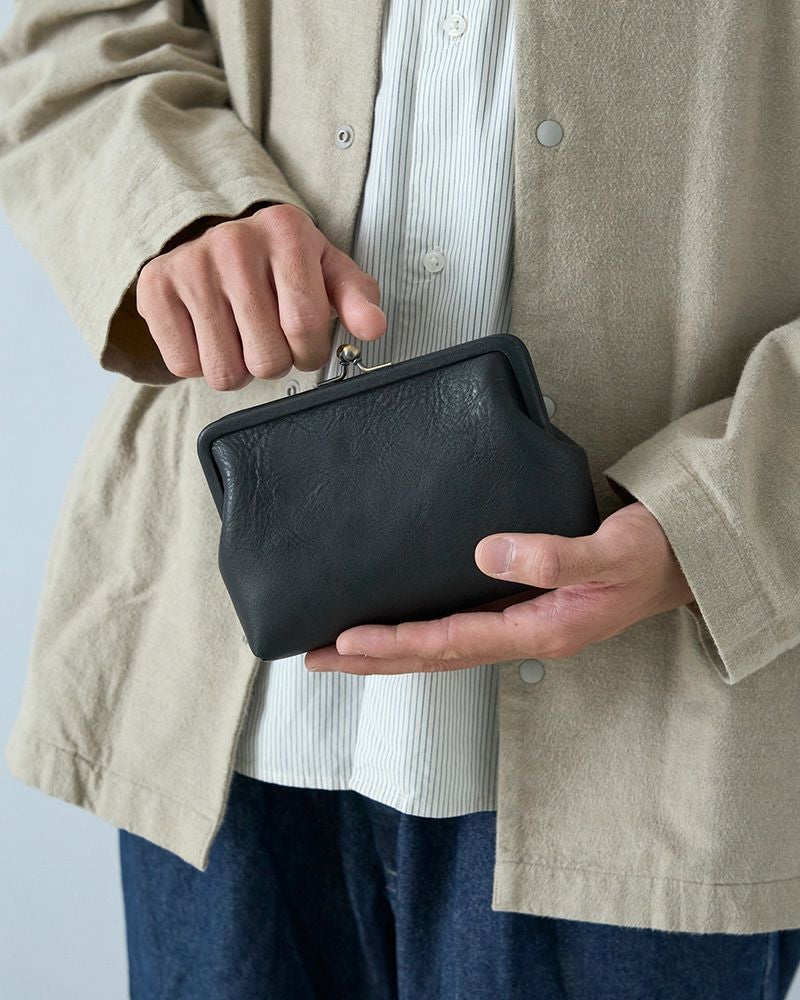 洗練されたシンプルさが男性にも使いやすい、がま口ポーチ