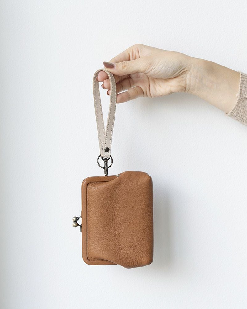 itsu mono スクエアがま口ポーチ(S) キャラメルとフリーストラップ（別売り）