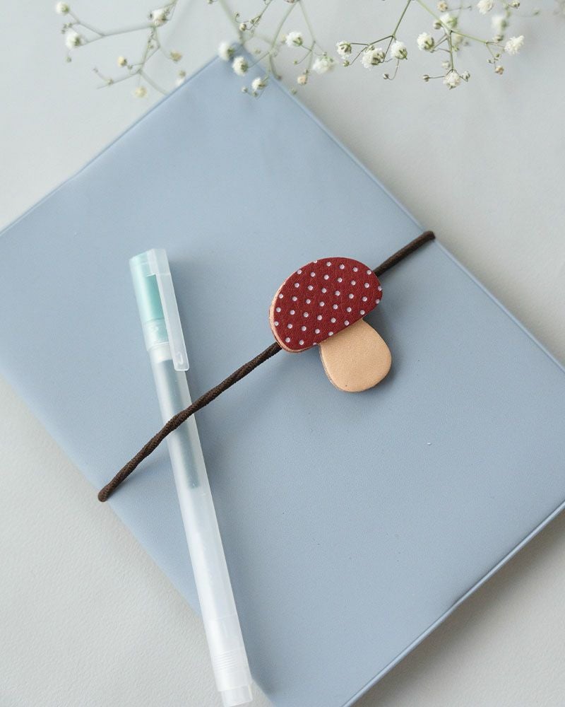 手帳バンドに「森のめぐみ ヘアゴム きのこ」