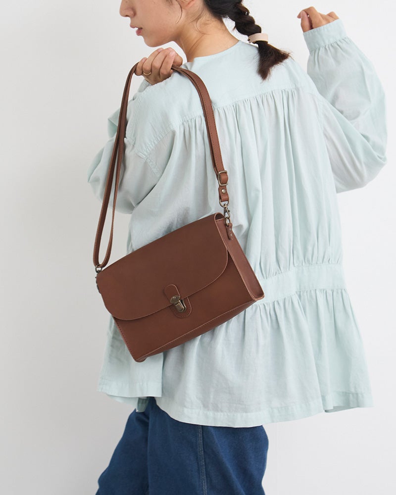 防水レザーのコンパクトポシェット（ダークブラウン）